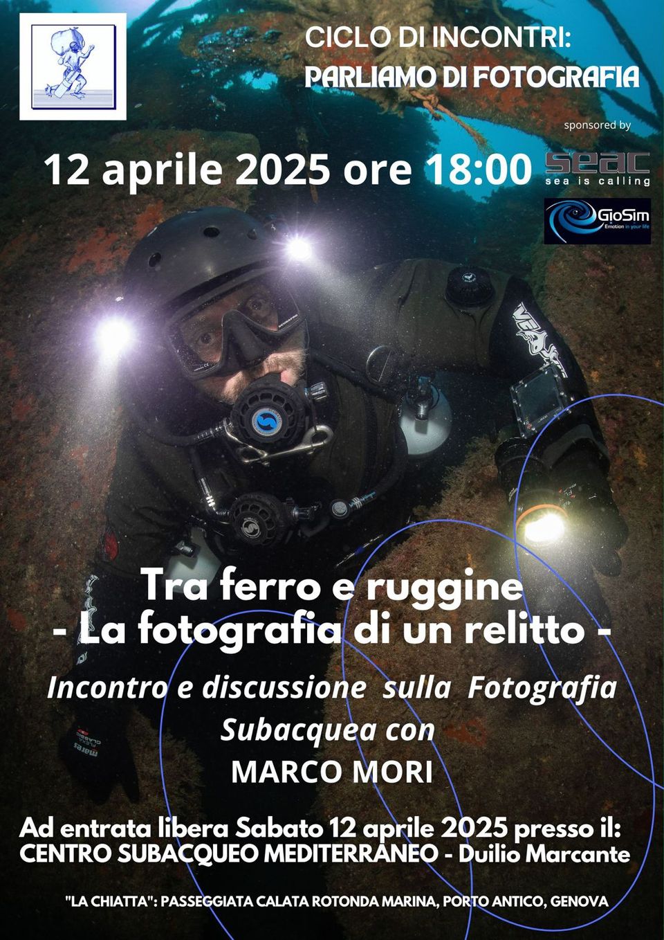 locandina incontro del 12 aprile 2025 ore 18:00 sulla fotografia subacquea, riprende Marco Mori sott'acqua con attrezzatura da fotografo sub e 3 torce, mentre esplora un relitto subacqueo
